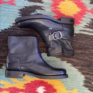 🆕 Frye Veronica belted short boots